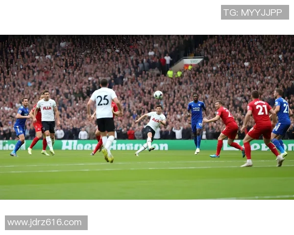 足球扑空瞬间的精彩捕捉与球场上的失误反思